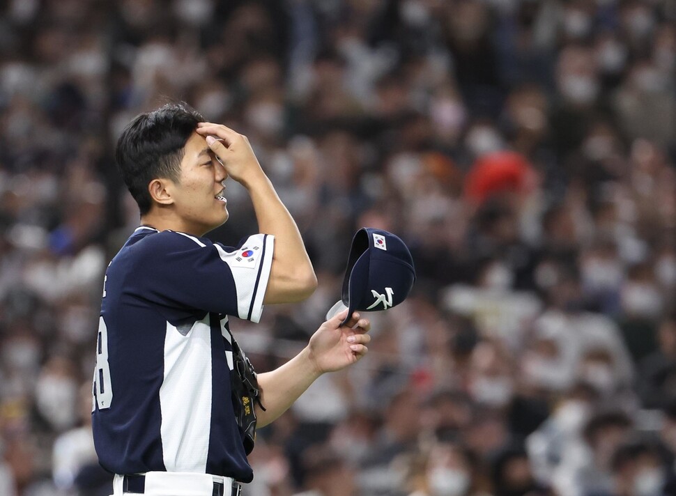 이의리가 10일 오후 일본 도쿄돔에서 열린 2023 세계야구클래식(WBC) 조별리그 본선 1라운드 일본과 경기에서 자신의 투구에 아쉬움을 표하고 있다. 이의리는 이날 아웃카운트 1개만 잡고 3볼넷을 내줬다. 도쿄/연합뉴스