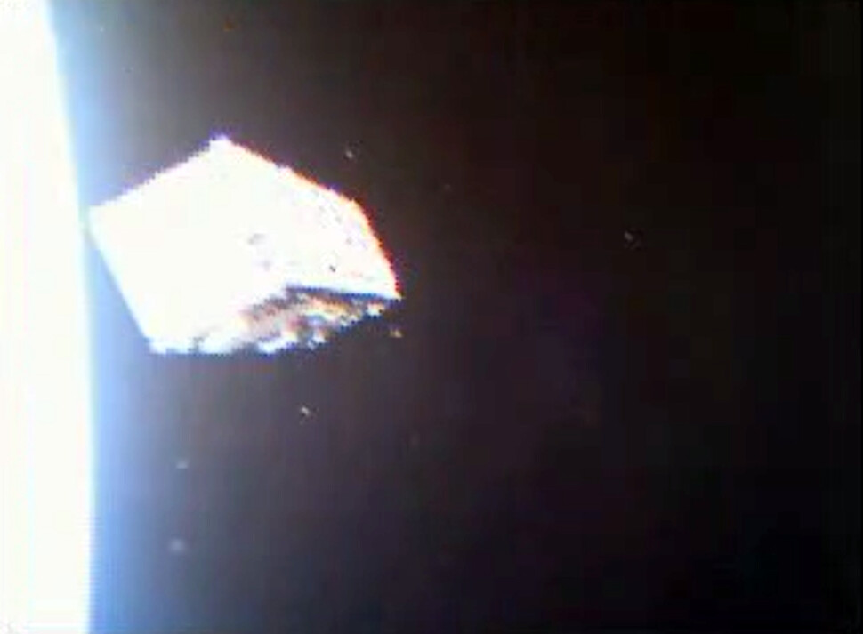 누리호 성능검증위성이 두번째 큐브위성인 카이스트 ‘랑데브’의 사출 영상을 보내왔다. 사진은 영상 갈무리. 과학기술정보통신부 제공