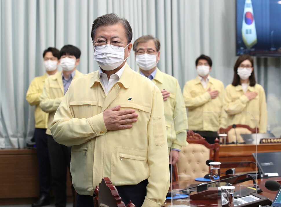 문재인 대통령이 28일 오전 청와대 여민관 영상회의실에서 열린 국무회의에서 국민의례를 하고 있다. 문 대통령 바로 뒤에 서 있는 이가 서훈 국가안보실장이다. 연합뉴스