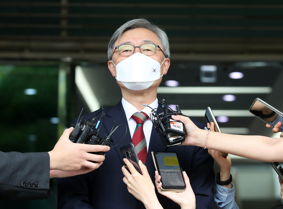 최재형 감사원장이 28일 오전 출근길에 감사원장 사퇴 의사를 밝히고 있다. 연합뉴스