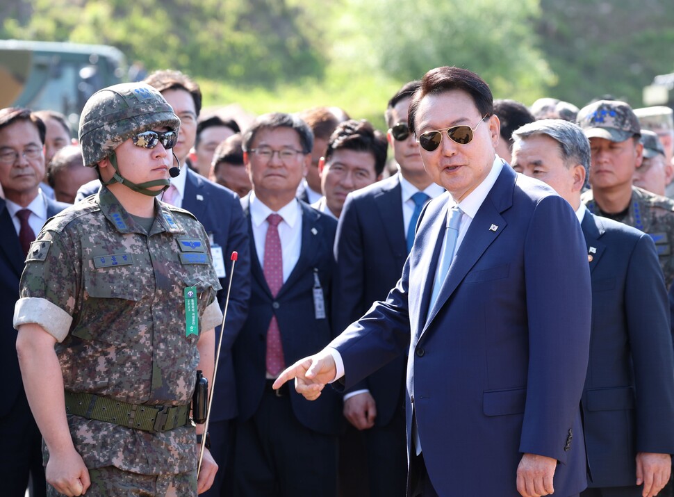 윤석열 대통령이 15일 경기 포천 승진훈련장에서 ''2023 연합·합동 화력격멸훈련''을 주관한 뒤 천무, 천궁 등의 무기를 관람하고 있다. 연합뉴스