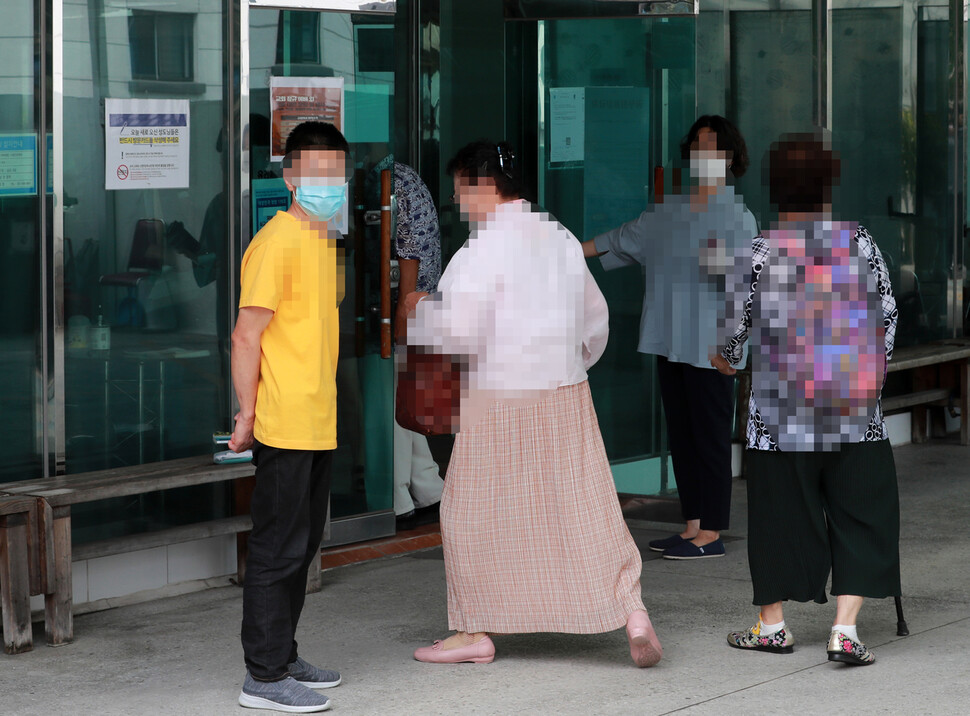 지난 23일 오전 부산시 부산진구 한 교회에서 교인들이 현장 예배에 참석하고 있다. 사회적 거리두기 2단계 조처로 부산시가 지역 교회들의 대면 예배를 금지했지만 부산지역 일부 교회가 현장 예배를 강행했다. 연합뉴스