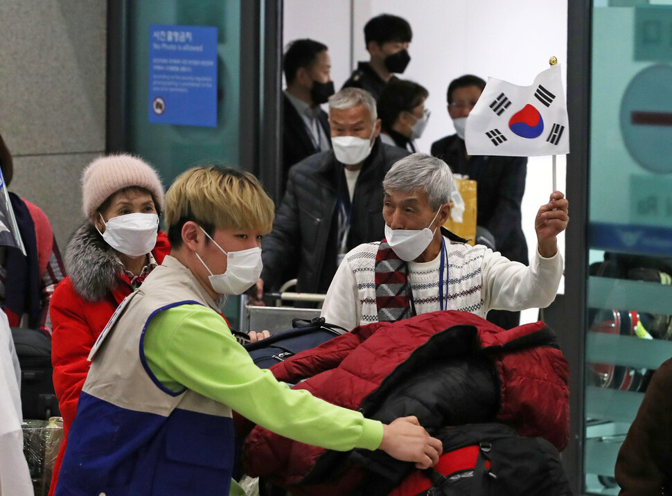 영주 귀국하는 한 사할린 동포가 태극기를 휘날리며 인천국제공항 제1터미널 입국장으로 들어서고 있다. 인천공항/김혜윤 기자