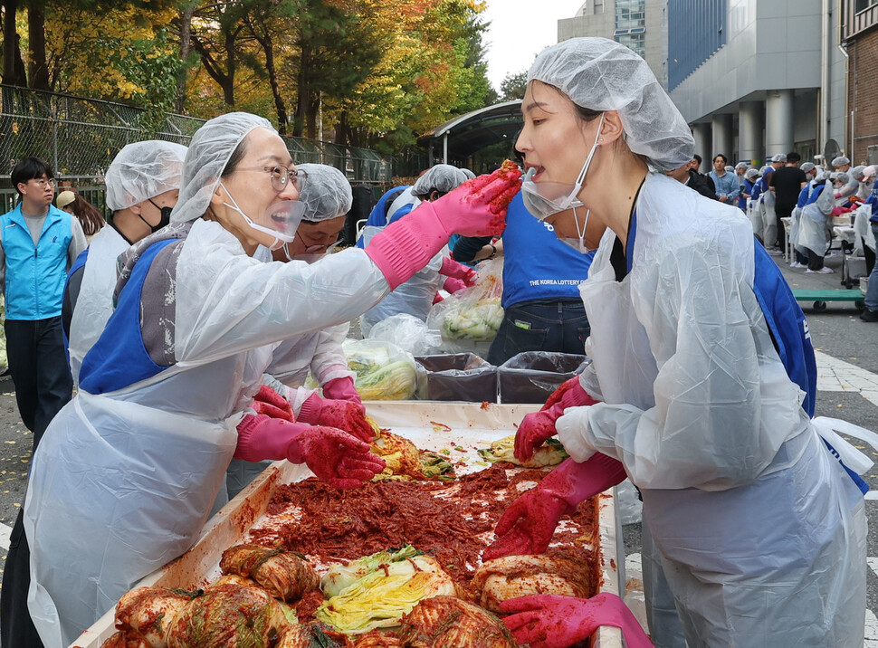 행복공감봉사단이 31일 오후 서울 강서구 기쁜우리복지관에서 취약계층을 위한 김장김치를 담그면서 맛을 보고 있다. 백소아 기자