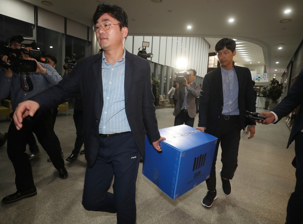 삼성바이오로직스 분식회계 의혹을 수사 중이던 검찰이 2019년 9월23일 전북 전주 덕진구 국민연금공단 기금운용본부를 압수수색한 뒤 철수하고 있다. 연합뉴스