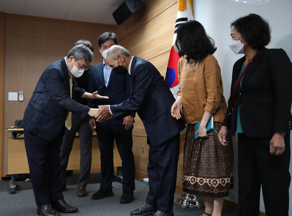 베트남전 퐁니·퐁넛 학살 피해 목격자 응우옌득쩌이(오른쪽 셋째)가 지난 8일 오전 서울 중구 진화위에서 정근식 위원장(맨왼쪽)을 만나 하미 사건의 진실 규명을 촉구하며 악수하고 있다. 맨오른쪽은 퐁니 사건 피해 생존자 응우옌티탄. 백소아 기자