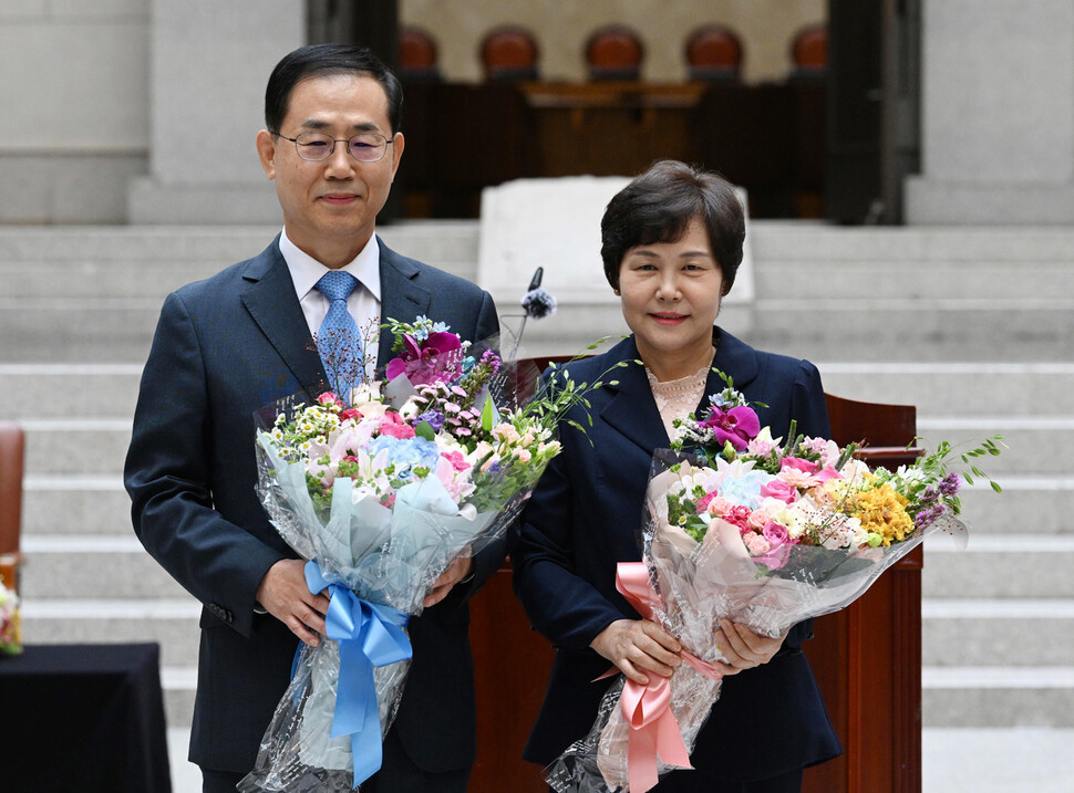 조재연 대법관(왼쪽)과 박정화 대법관이 18일 서울 서초구 대법원에서 열린 대법관 퇴임식에서 기념 촬영하고 있다. 연합뉴스