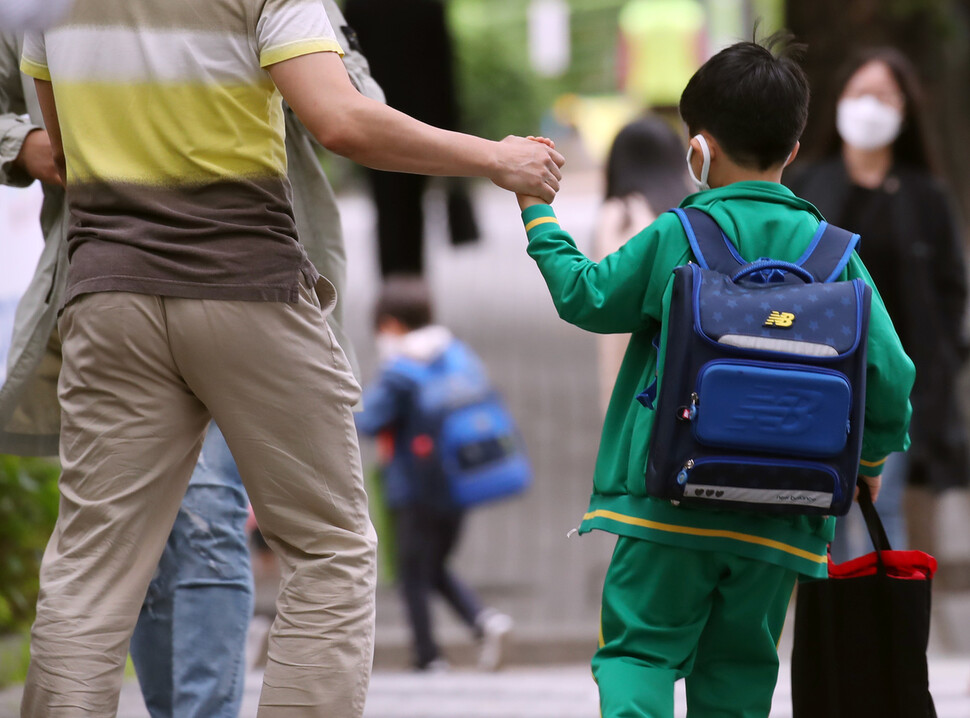 2일 오전 서울의 한 초등학교에서 어린이가 등교하고 있다. 수도권을 중심으로 신종 코로나바이러스 감염증(코로나19)의 산발적인 발생이 잇따르는 가운데 3일부터 초·중·고 학생 178만명이 추가로 등굣길에 오른다. 고1·중2·초3∼4학년들의 등교 수업이 시작된다. 연합뉴스