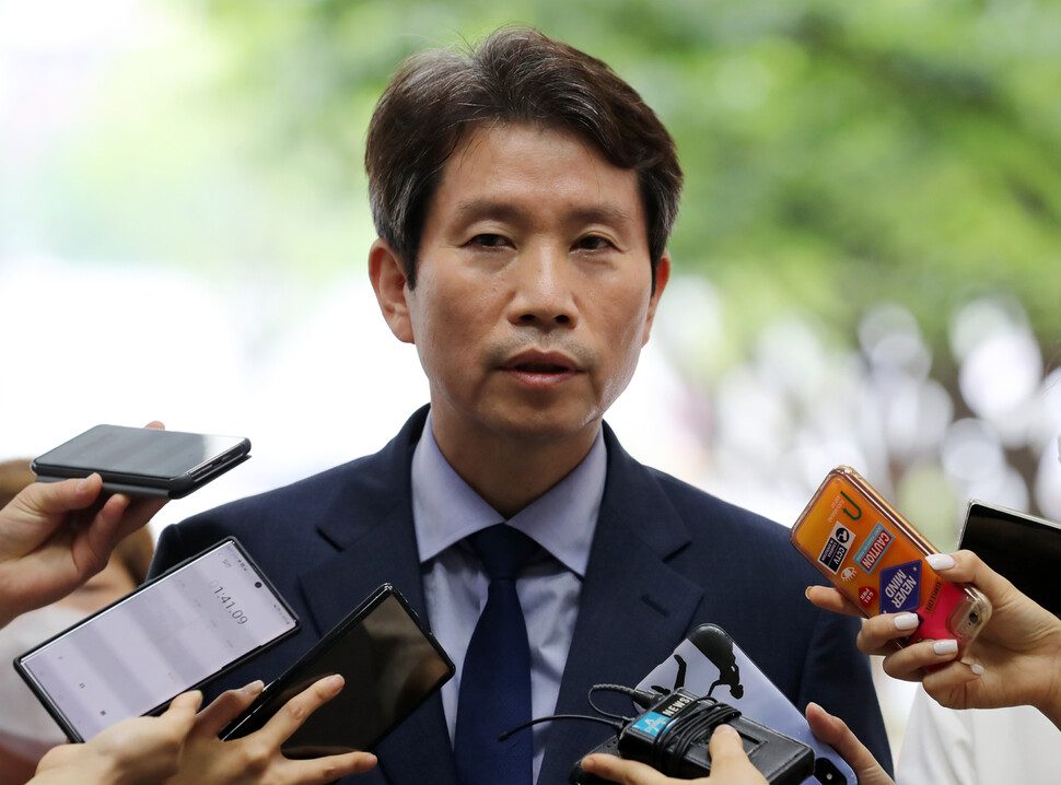 이인영 제41대 통일부 장관이 27일 오후 2시 서울 종로구 정부서울청사로 첫 출근을 하다 취재진 질문에 답하고 있다. 연합뉴스 이인영 제41대 통일부 장관이 27일 오후 2시 서울 종로구 정부서울청사로 첫 출근을 하다 취재진 질문에 답하고 있다. 연합뉴스