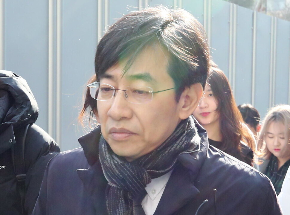 지하철역에서 휴대전화 카메라로 여성을 몰래 촬영하다 적발된 김성준 전 SBS 앵커가 지난 1월10일 오전 서울 양천구 서울남부지방법원에서 열린 재판을 마친 뒤 법원을 나서고 있다. 연합뉴스