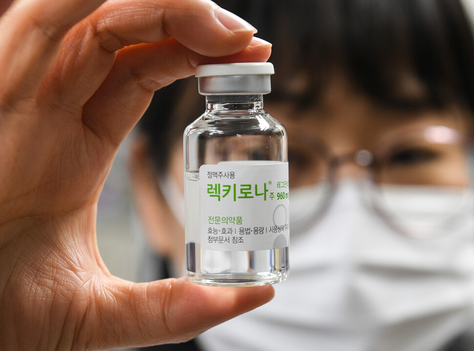 셀트리온 신종 코로나바이러스 감염증(코로나19) 항체 치료제 '렉키로나주'가 의료기관에 공급되기 시작한 지난 2월17일 오후 대구 중구 대구동산병원 약국에서 관계자가 렉키로나주를 살펴보고 있다. 연합뉴스