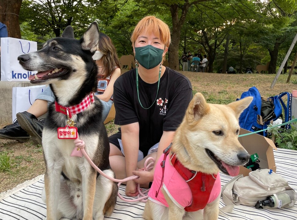 ‘반려동물 동반 야외 상영회’에 참가한 시민 도영원씨는 반려견 말렝이(왼쪽)를 안고 서울 강남에서 성동구까지 지하철로 행사에 참석했다. 김지숙 기자