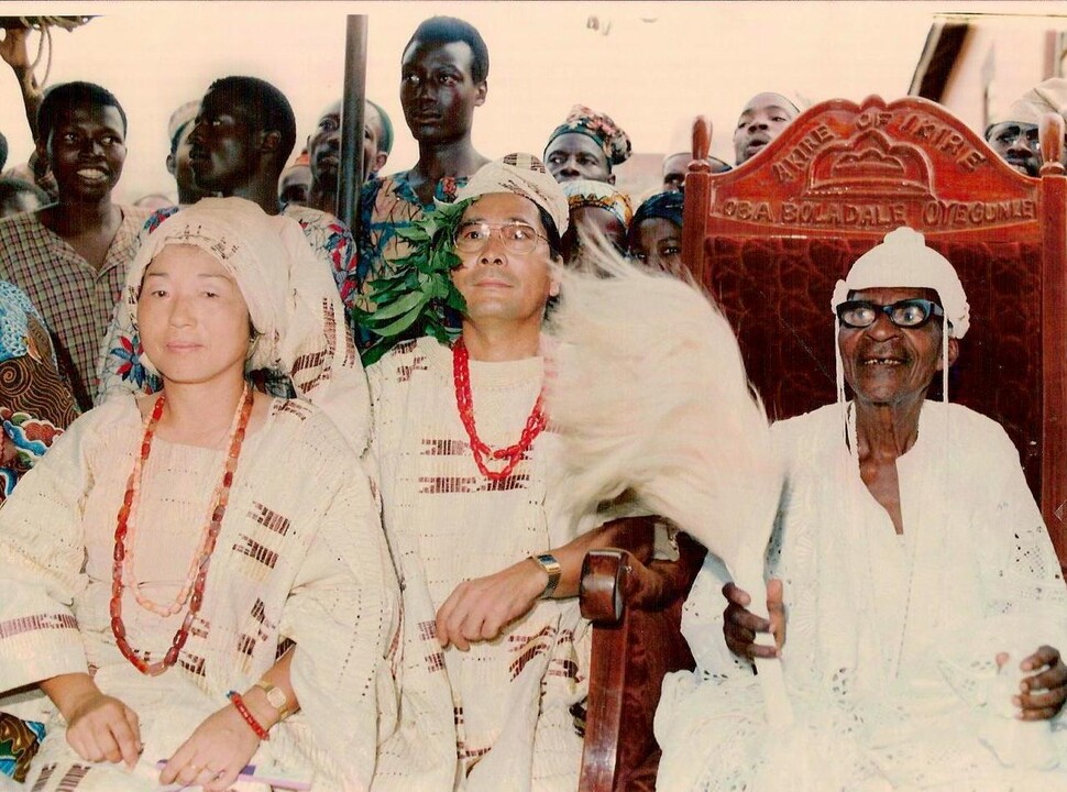 1983년 이키레 마을 추장 대관식 날, 한상기 박사(가운데)와 부인 김정자씨(왼쪽)가 이키레 ‘왕’ 오바(오른쪽)와 나란히 앉아 있다. 한상기 제공