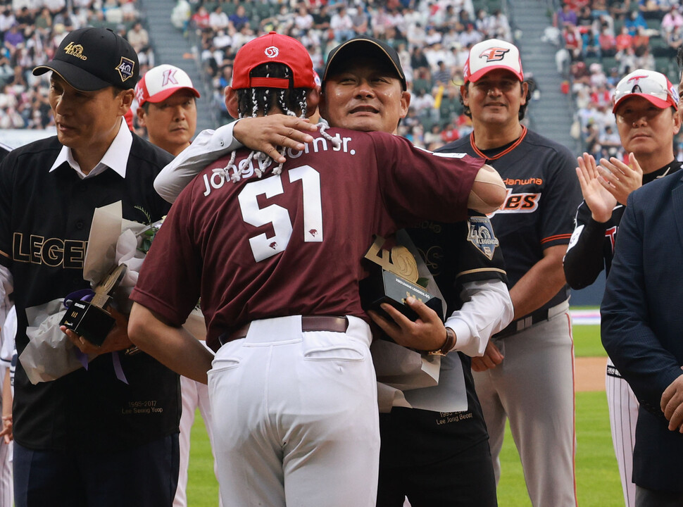 키움 히어로즈 이정후가 16일 서울 잠실야구장에서 열린 2022 KBO리그 올스타전 식전 행사 때 KBO 레전드 40인 중 TOP 4에 선정된 아버지 이종범 엘지 2군 감독에게 꽃다발을 전한 뒤 포옹하고 있다. 이정후는 이날 ‘종범 주니어’로 적힌 유니폼을 입고 출전했다. 연합뉴스