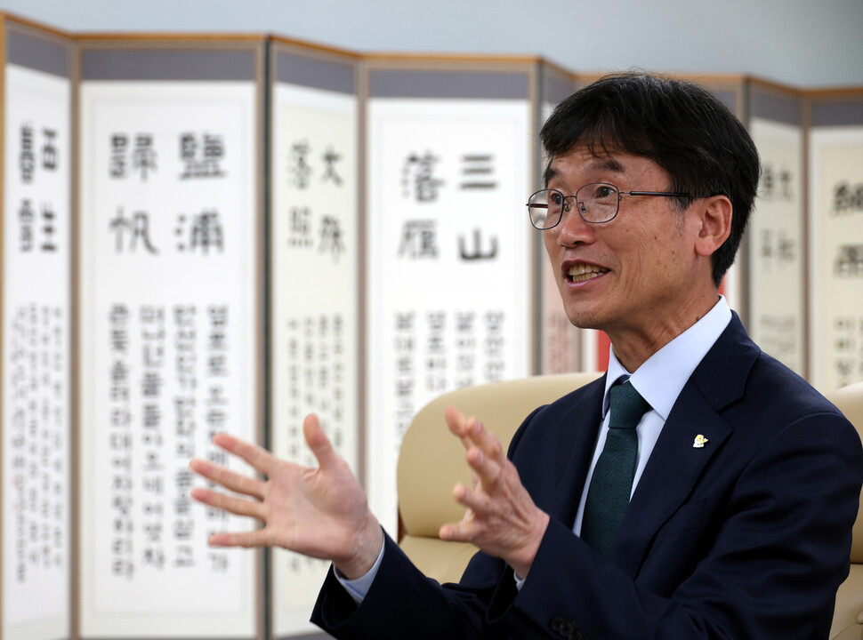 천창수 울산시교육감이 17일 울산시교육청에서 &lt;한겨레&gt;와 인터뷰하고 있다. 강창광 선임기자 chang@hani.co.kr