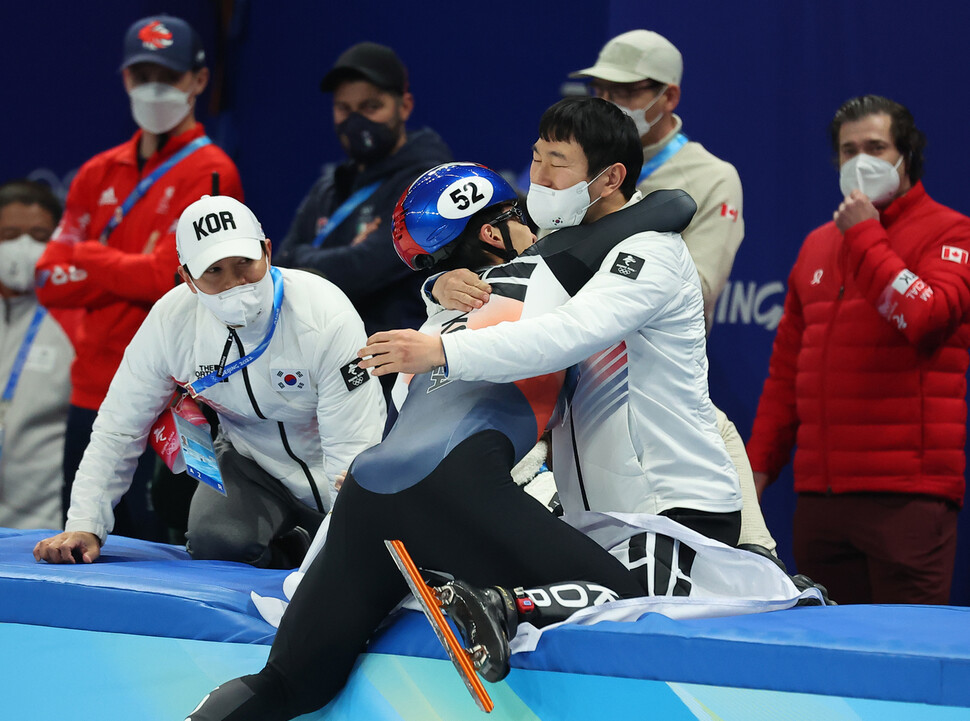 한국 쇼트트랙 대표팀 황대헌이 9일 오후 중국&nbsp;베이징&nbsp;서우두체육관에서 열린 2022 베이징 겨울올림픽 쇼트트랙 남자 1500m 결승전에서 금메달을 딴 뒤 코치진과 부둥켜 안으며 기뻐하고 있다. 베이징/연합뉴스