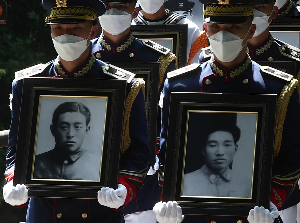 광복군 선열 합동 이장 절차가 시작된 11일 오후 서울 수유리 광복군 합동묘소에서 수습된 영현과 영정을 국군의장대원들이 봉송하고 있다. 윤운식 선임기자