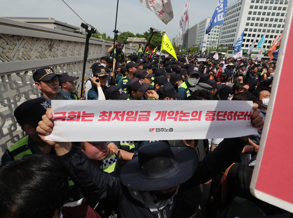 ‘최저임금 산입범위 조정’을 논의하는 국회 환경노동위원회의 고용노동소위원회가 열릴 21일 오후 국회 앞에서 전국민주노동조합총연맹이 `최저임금 산입범위 확대 개악 저지 민주노총 결의대회‘를 열어 국회로 진입하려다 이를 막는 경찰과 대치하고 있다. 백소아 기자 thanks@hani.co.kr