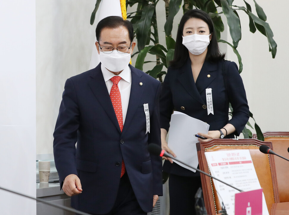 미래통합당 이종배 정책위의장과 배현진 원내대변인이 12일 서울 여의도 국회에서 열린 기자간담회에 입장하고 있다. 사진 연합뉴스