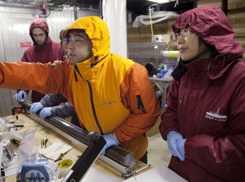 노르웨이, 중국, 일본 등의 연구자들이 심해저에서 채취한 시추 코어를 살펴보고 있다. IODP, JRDSO 제공.