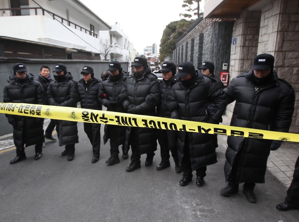 2012년 1월 31일 오전 서울 서대문구 연희동 전두환 전 대통령 집으로 가는 골목길에 경찰이 폴리스라인을 친 채 사람들의 통행을 막고 있다. 경찰은 이날 고 이한열씨의 어머니 배은심씨(전국민족민주유가족협의회 회장)와 이상호 &lt;문화방송&gt; 기자가 전 전 대통령의 사죄를 요구하며 이곳을 찾으려 하자 골목 출입을 통제했다. 박종식 기자 anaki@hani.co.kr