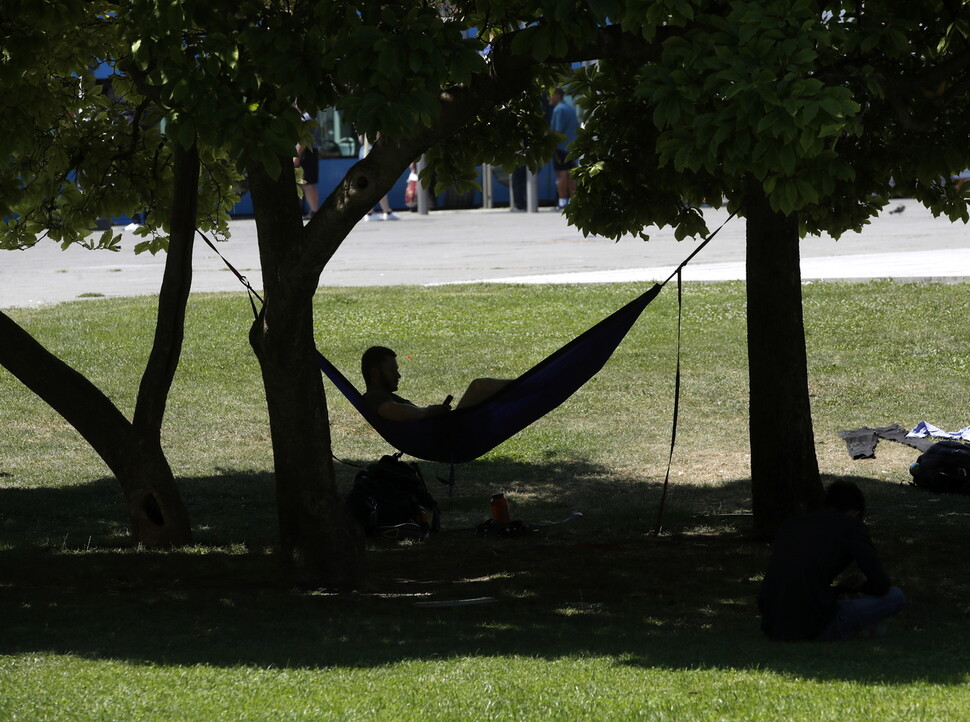 크로아티아 자그레브의 한 공원에서 시민 한명이 해먹을 나무에 걸고 그늘에 누워 더위를 피하고 있다. EPA 연합뉴스