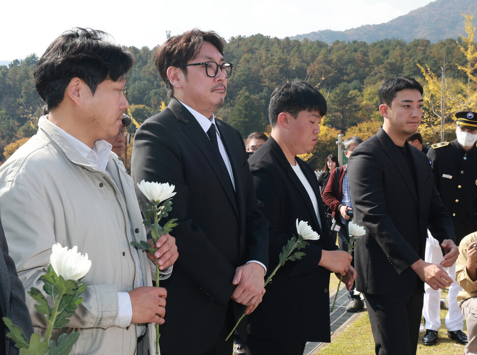 홍범도 장군 순국 80주기 추모 및 청산리전투 전승 103주년 기념식이 25일 오전 대전현충원 독립유공자 제3묘역에서 열려 홍범도장군기념사업회 홍보대사인 배우 조진웅(왼쪽 둘째)이 헌화할 국화를 들고 있다. 김혜윤 기자