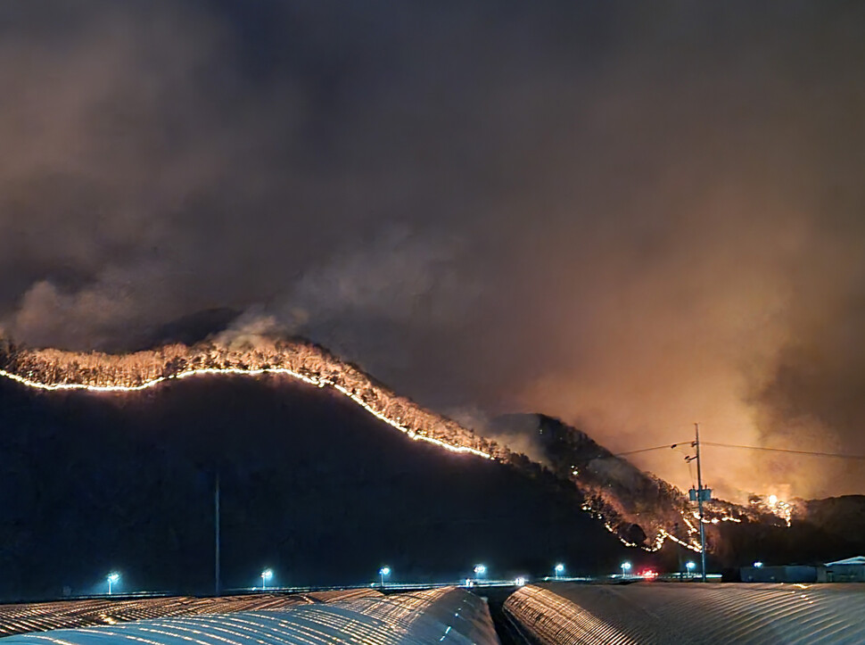 10일 오후 강원 양구군 양구읍 송청리에서 산불이 나 불길과 연기가 치솟고 있다. 산림청 제공. 연합뉴스