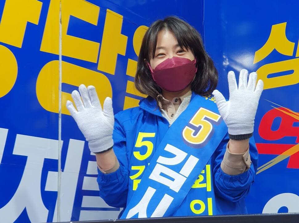 충북 청주 상당구 용암동에서 거리 유세를 하고 있는 김시진 후보.