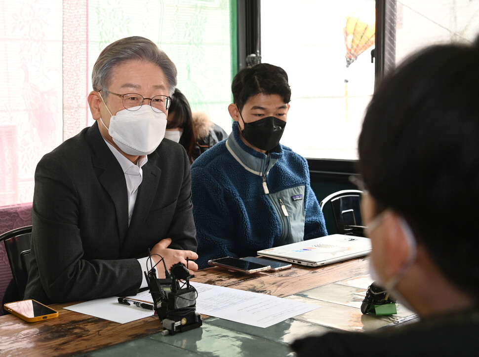 더불어민주당 이재명 대선후보가 8일 오후 서울 성동구의 한 음식점에서 청년 소셜벤처기업인들과 오찬을 함께하며 대화를 나누고 있다. 연합뉴스