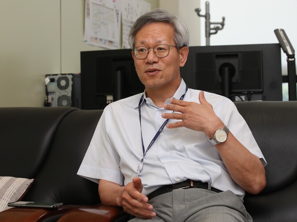 김유찬 한국조세재정연구원장이 11일 오후 서울 서초구 서울지방조달청사에 마련된 사무실에서 &lt;한겨레&gt;와 인터뷰를 하고 있다. 백소아 기자 thanks@hani.co.kr