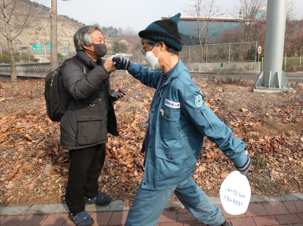 김진숙 민주노총 부산본부 지도위원(오른쪽)이 6일 오후 서울시로 진입하며 박래군 인권재단 &lt;사람&gt; 소장과 주먹인사를 하며 걷고 있다. 백소아 기자