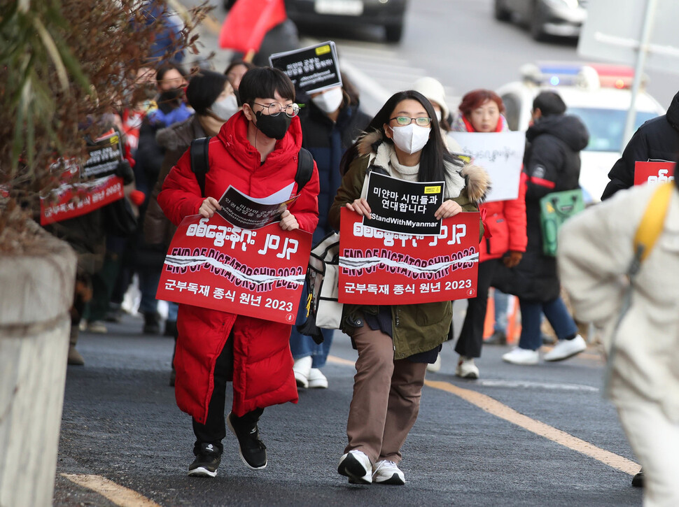 재한 미얀마 단체와 미얀마 민주주의를 지지하는 한국 시민사회단체 회원들이 29일 오후 서울 성동구 미얀마대사관 국방 및 해군, 공군 무관부 앞에서 군부독재 종식을 촉구하는 기자회견을 마친 뒤 ‘미얀마 군부 쿠데타 2년: 저항과 혁명의 행진’을 하고 있다. 백 소아 기자