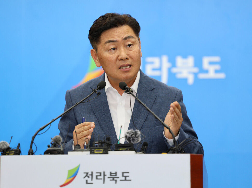 김관영 전북지사가 14일 전북도청 브리핑룸에서 열린 2023 새만금 세계스카우트잼버리 파행과 관련한 기자회견에서 발언하고 있다. 연합뉴스