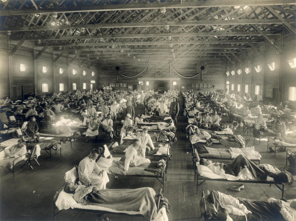 세계적으로 대유행한 스페인 독감으로 1918년 미국 캔자스주의 한 야전병원에서 치료받고 있는 미군들 모습. 미국에서만 50만 명이 이 바이러스에 감염돼 숨졌다. 위키미디어 코먼스 제공.