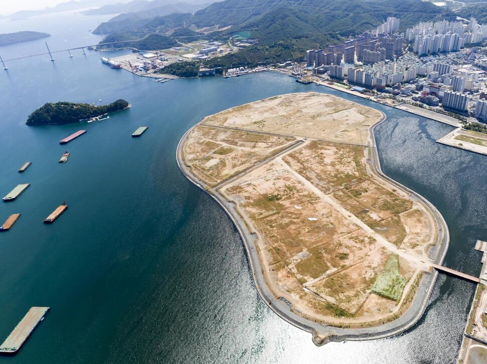 경남 창원시 마산 앞바다 전경. 왼쪽 작은 섬이 돝섬이고, 오른쪽 큰 섬이 해양신도시 조성을 명분으로 건설한 국내 최대 해상 인공섬이다.