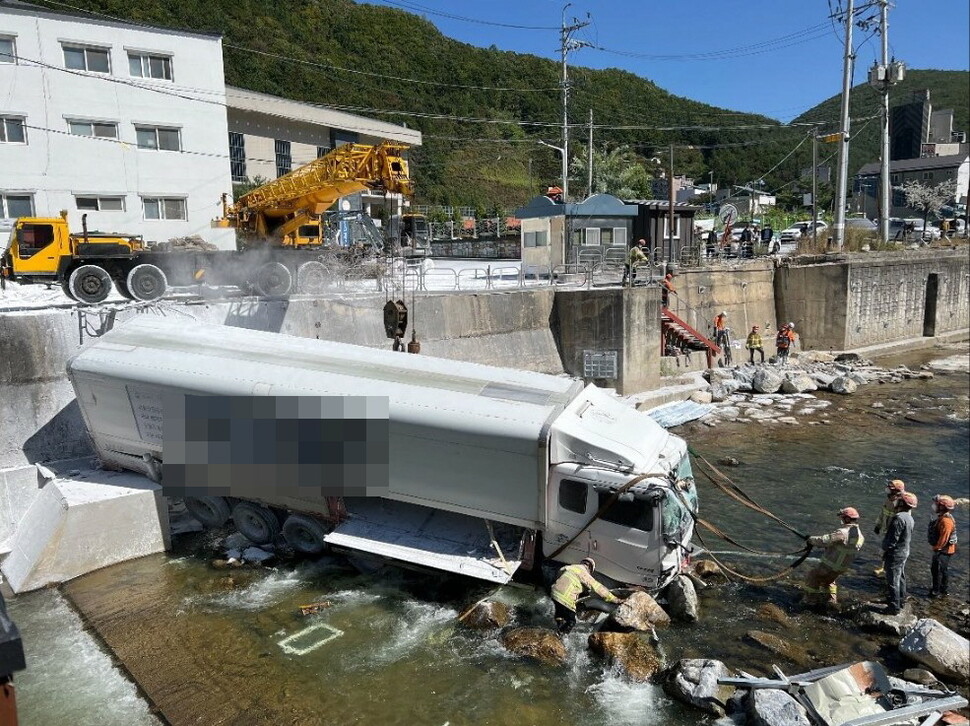 5일 오전 11시께 강원도 정선군 사북읍 사북리 사음1교 인근 도로에서 16t 화물차가 정선군청 교통통제 사무실이 있는 조립식 건물을 들이받아 2명이 숨지고 2명이 중경상을 입었다. 강원도소방본부 제공