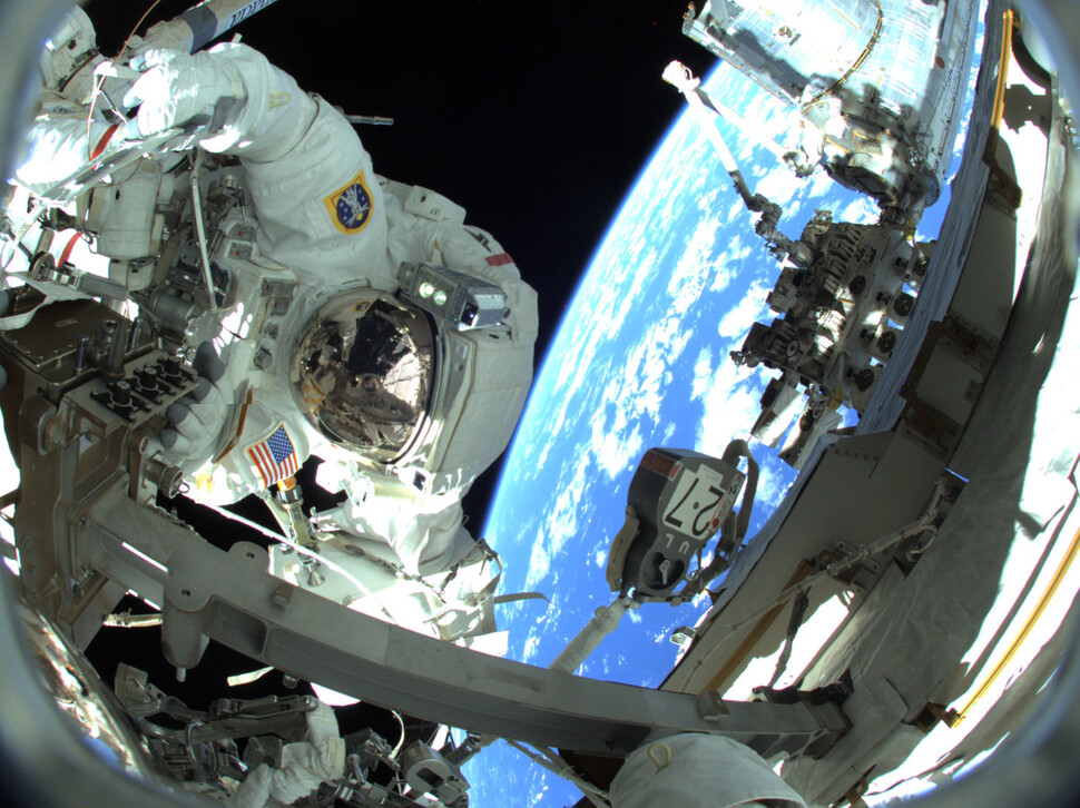 2022년 4월 미국 우주비행사가 국제우주정거장에 보온 장비와 전자 부품을 설치하기 위해 6시간 54분 동안 우주 유영을 했다. 미국 항공우주국(NASA) 누리집 갈무리