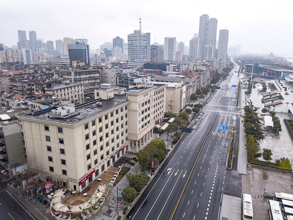 코로나19의 발상지로 여겨지는 중국 후베이성 우한의 강변대로가 지난 1월26일 차량과 인적이 거의 끊긴 가운데 황량한 모습을 보이고 있다. 우한/신화 연합뉴스