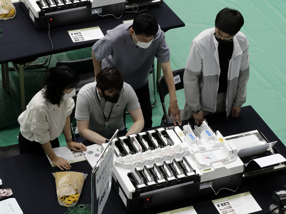 서울시 관악구선거관리위원회 관계자들이 31일 오후 서울 관악구 신림동 서울대 체육관에 설치된 제8회 전국동시지방선거 개표소에서 투표지 분류기 모의시험 및 설비 점검을 하고 있다. 김명진 기자 littleprince@hani.co.kr