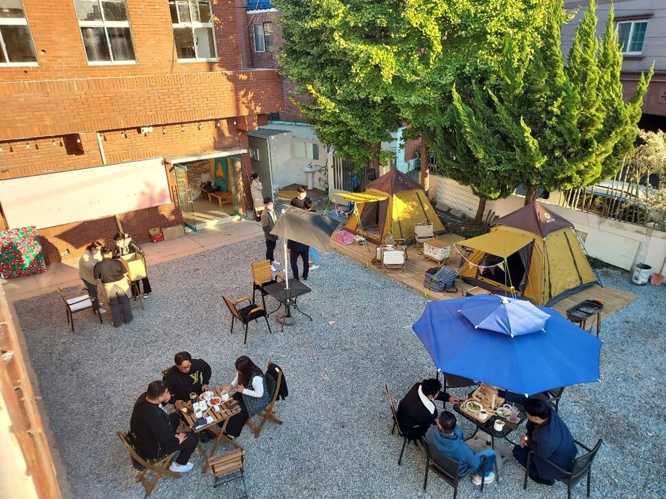 부산 사상구 모라동의 동백베이커리 1층 마당은 캠핑장처럼 꾸며졌다. 부산시 제공