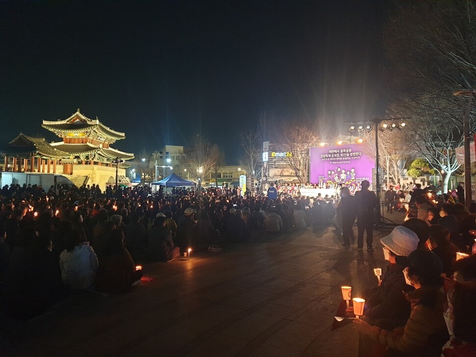 20일 오후 전주 풍남문광장에서 시국미사가 열리고 있다. 박임근 기자