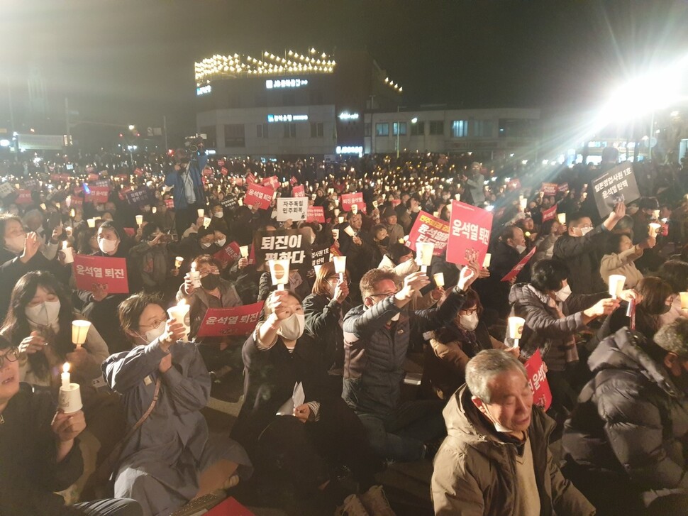 20일 오후 7시 전주 풍남문광장에서 시국미사가 열려 시민들이 촛불을 들고 노래하고 있다. 박임근 기자