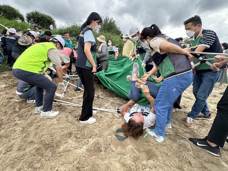 공주보 담수에 반대해 고마나루에서 농성하던 시민·환경단체 회원이 14일 오후 공주시의 행정대집행에 맞서다 모래밭에 나뒹굴고 있다. 송인걸 기자