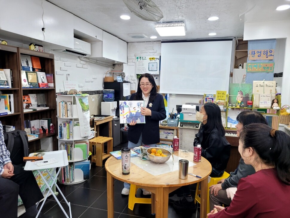 시소책방에서 열린 이예숙 작가 북토크.