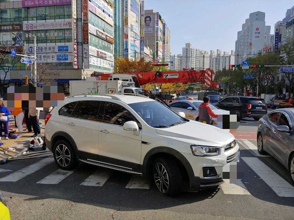 지난 16일 오전 11시20분께 부산 해운대구 좌동 한 교차로에서 만취 상태의 운전자가 인도로 돌진했다. 이 사고로 1명이 숨지고 3명이 다쳤다. 부산경찰청 제공