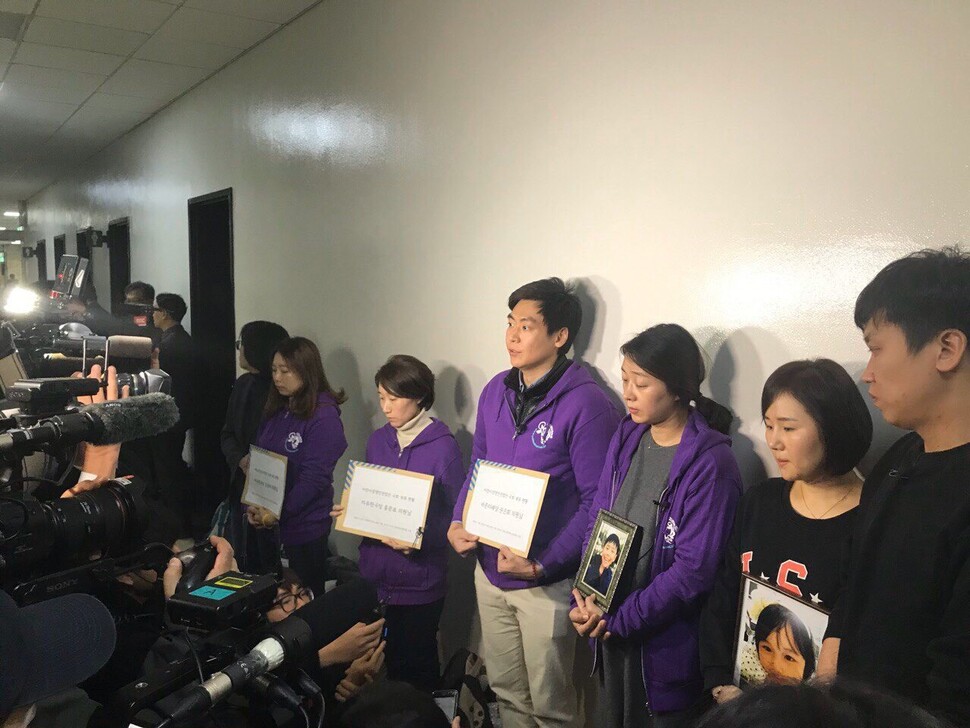 11월21일 서울 여의도 국회 행정안전위원회 회의실 앞에서 사고로 세상을 떠난 아이들의 부모 등이 어린이생명안전법안 입법을 촉구하고 있다. 시민단체 정치하는엄마들과 부모들은 지난 10월 기자회견을 여는 등 지속적인 관심을 촉구해왔다. 정치하는엄마들 제공