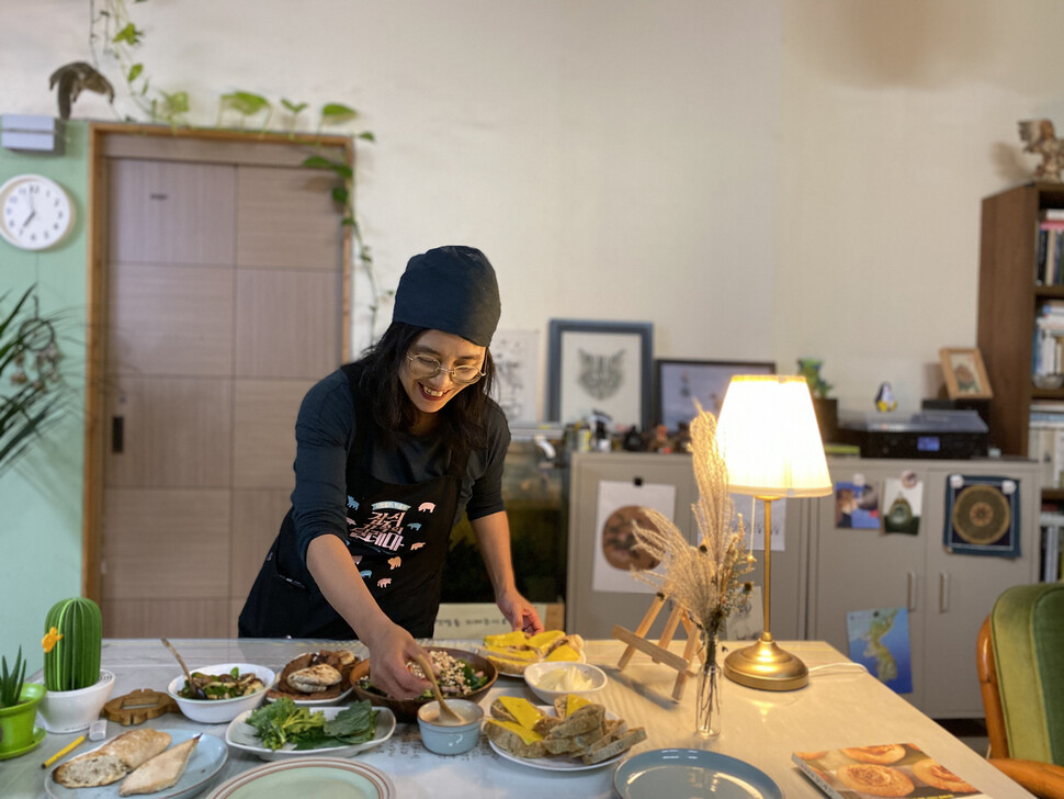 황윤 감독이 비건 메뉴로 저녁 식사를 마련하고 있다.