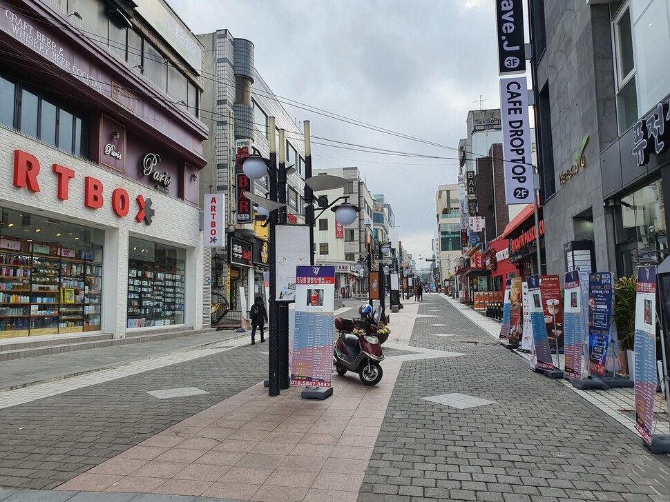 중국인 관광객들이 많이 찾는 제주시 연동 누웨마루 거리가 3일 오후 한산한 모습을 보였다.