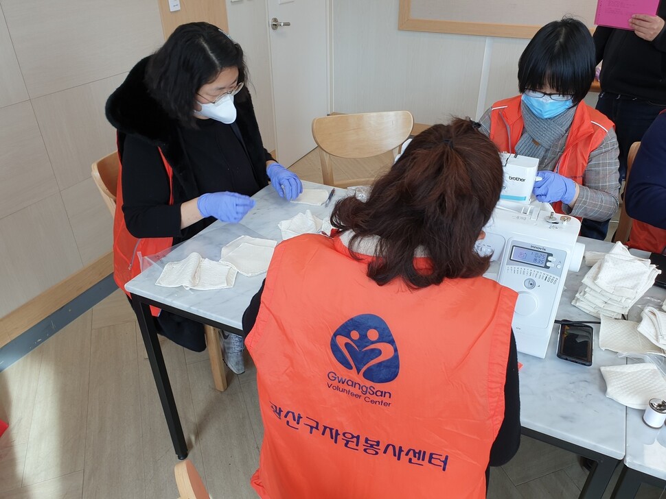 7일 광주광역시 광산구자원봉사센터 회원들이 신종 코로나바이러스 감염증 확산을 막기 위해 시민들에게 나눠줄 천마스크를 제작하고 있다. 광산구자원봉사센터